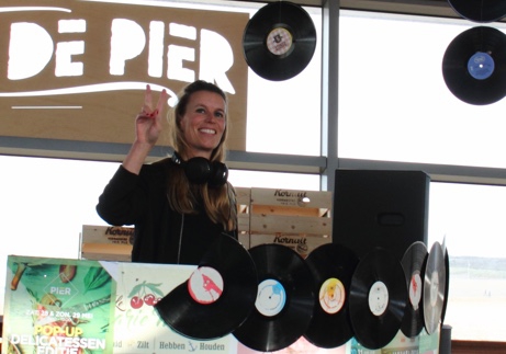Female DJ Eline..