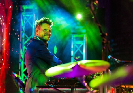 Hij maakt er een leuk feestje van..