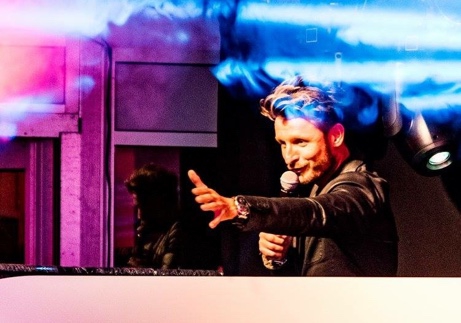 DJ, gastheer en zanger..