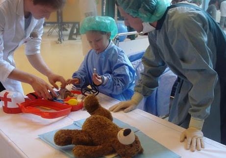 De beer wordt helemaal opgelapt..