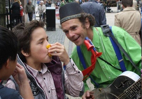 Miniles: speel de neusfluit..