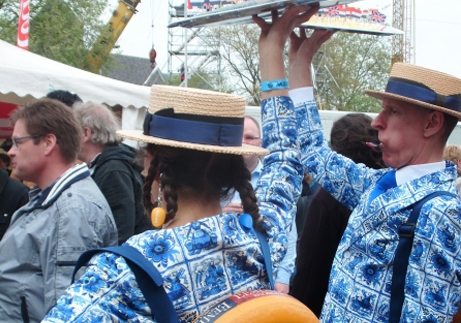 Ook in delfts blauwe klederdracht.. 