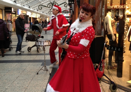 Met leuke kerstliedjes..