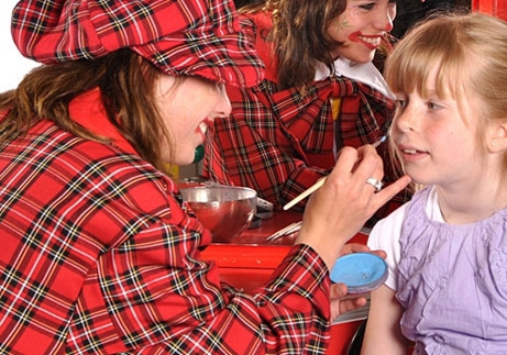 Je wordt prachtig geschminkt..