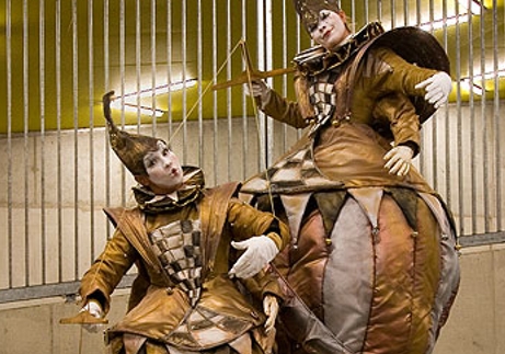 Humoristische mime act op stelten..