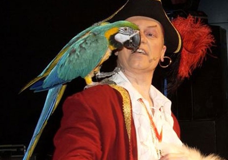 Een levende blauwgele papegaai..