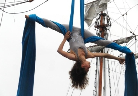 Acrobatiek in sierlijke doeken..