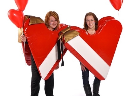 Ze delen hartensnoepjes uit..